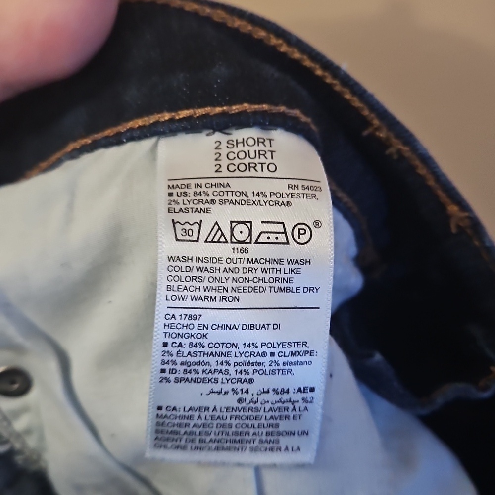 Old Navy Curvy Mid Rise Women's Size 2 Short Jeans - Picture 4 of 4